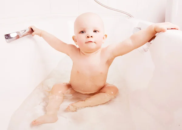 Bebé tomando un baño — Foto de Stock