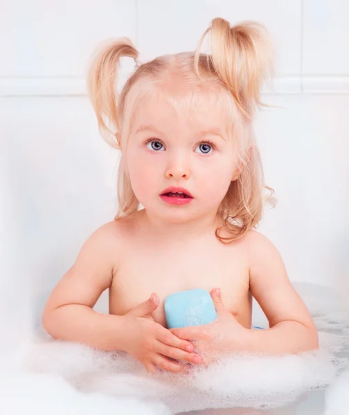 Bebé tomando un baño — Foto de Stock