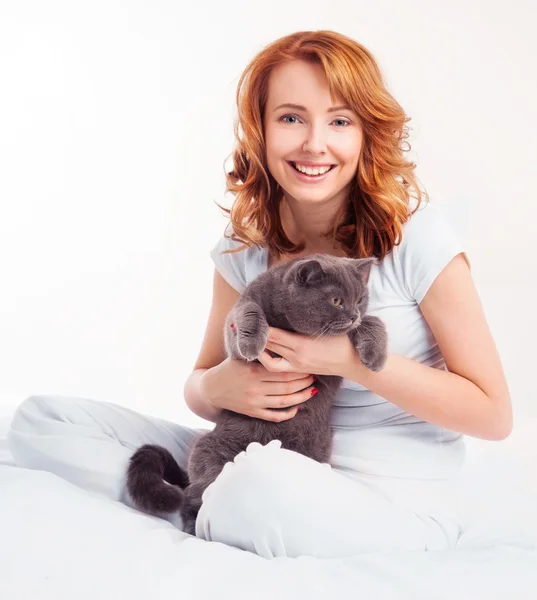 Frau mit einer Katze — Stockfoto