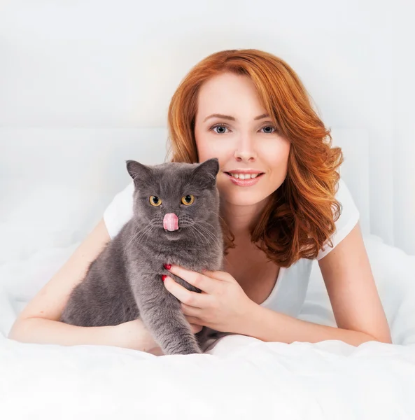 Женщина с котом — стоковое фото