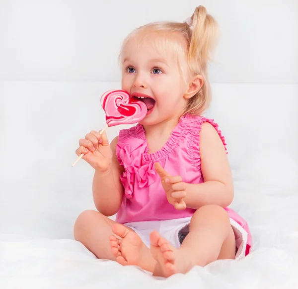 Baby mit einem Bonbon — Stockfoto