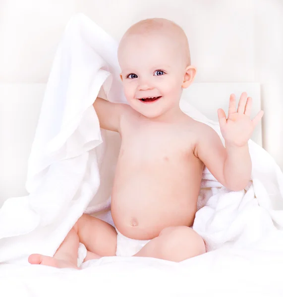 Baby mit Handtuch — Stockfoto