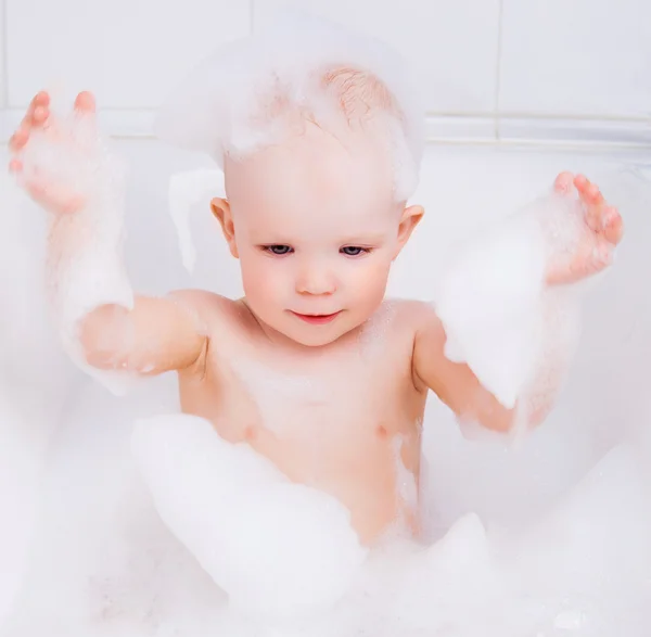 Bebê toma um banho — Fotografia de Stock