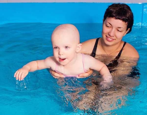 Mother and baby swimming — Stock Photo, Image