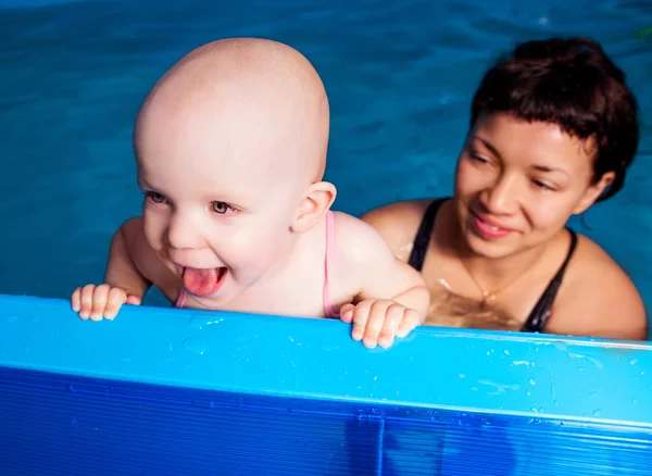 엄마와 아기 수영 — 스톡 사진