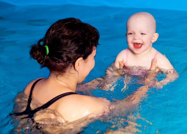 Mother and baby swimming — Stock Photo, Image