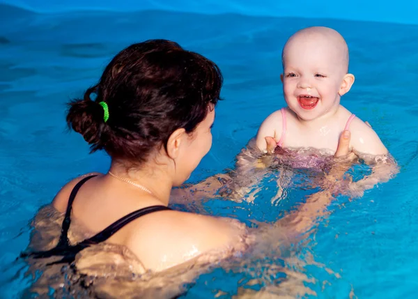 Madre e bambino nuoto — Foto Stock