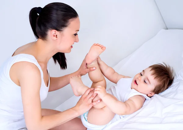 Дитячий масаж — стокове фото