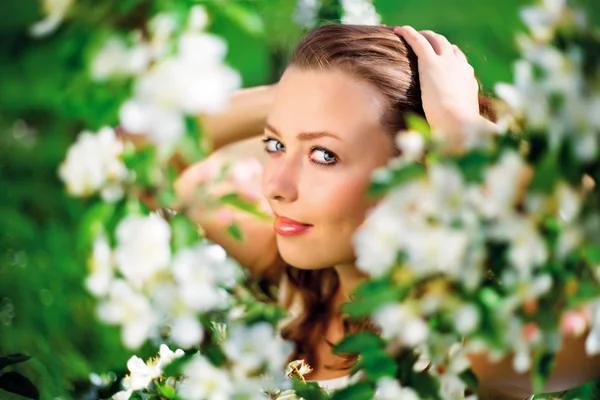 Woman in the park — Stock Photo, Image