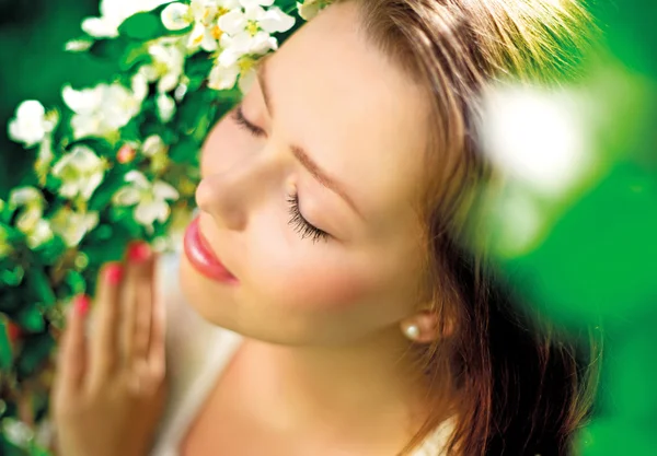 Vrouw in het park — Stockfoto