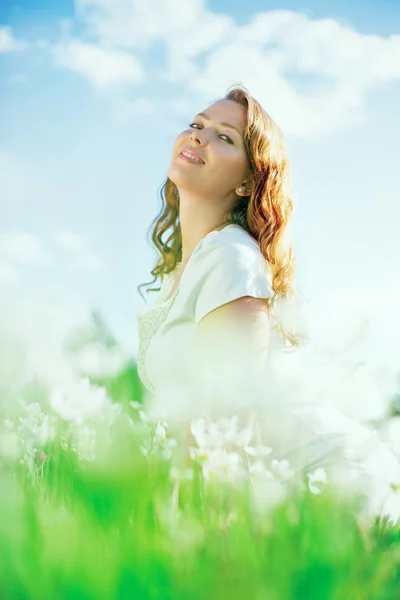 Frau im Freien — Stockfoto