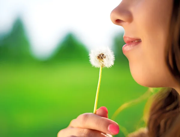 Vrouw met een paardebloem — Stockfoto