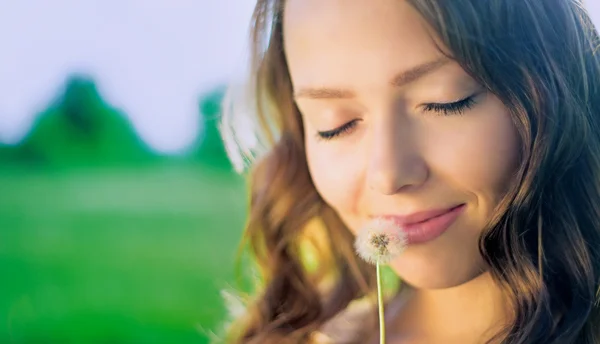 Mulher com um dente de leão — Fotografia de Stock