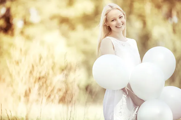 Femme avec des ballons — Photo