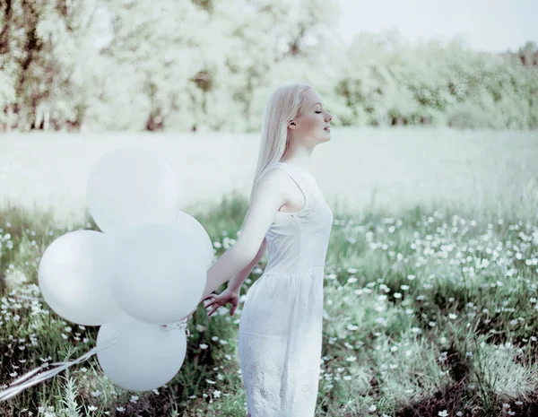 Femme avec des ballons — Photo