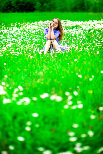 Frau im Freien — Stockfoto