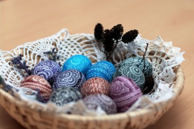 sepet içinde süslü Paskalya yumurtaları.