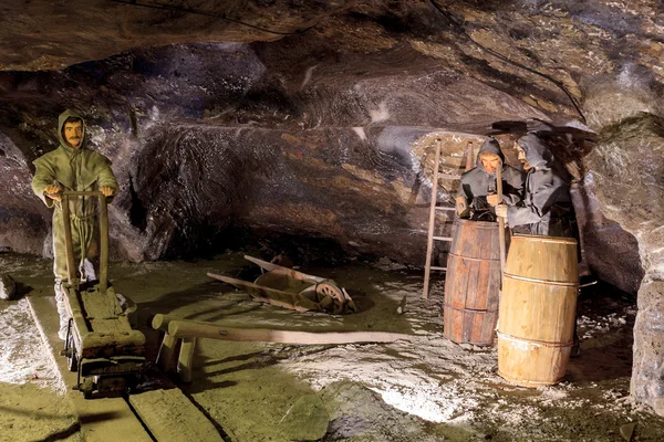 Mineros medievales trabajando en la mina de sal de Wieliczka, Polonia . — Foto de Stock