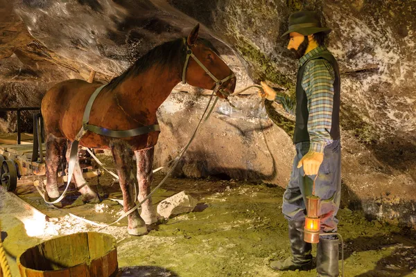 Horník a koně v wieliczka solný důl, Polsko. — Stock fotografie