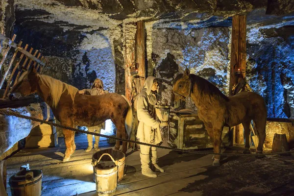 Mineros y caballos medievales trabajando en la mina de sal de Wieliczka, Polonia . — Foto de Stock