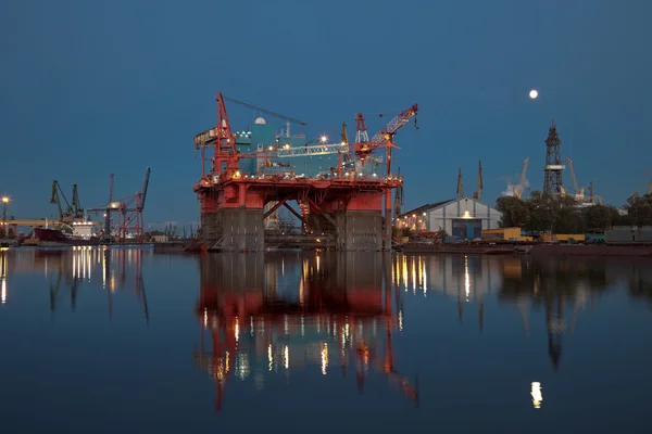 Oil rig at night — Stock Photo, Image