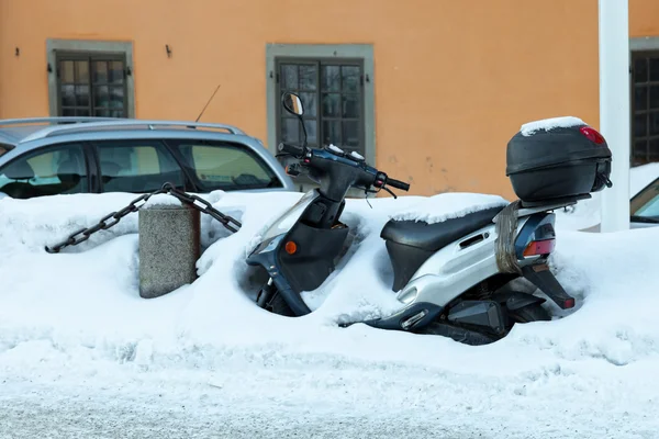 Скутер похоронен со снегом — стоковое фото