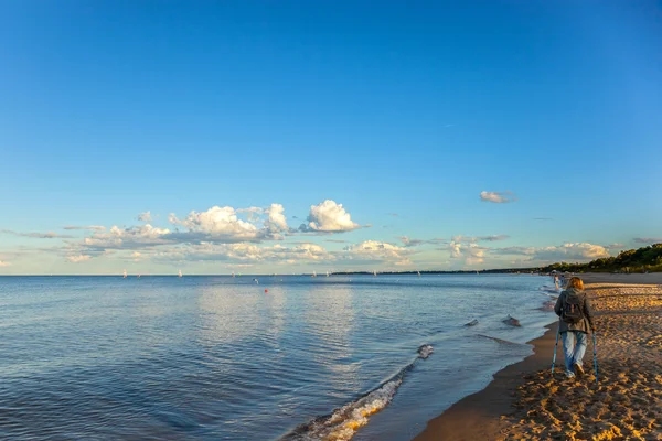 Пешие прогулки на море — стоковое фото