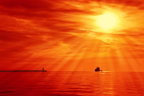 Πλοίο στο ηλιοβασίλεμα — Φωτογραφία Αρχείου