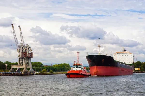 Bogserbåten bogsering ett fartyg — Stockfoto