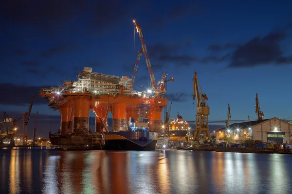 Plataforma petrolera en los patios — Foto de Stock