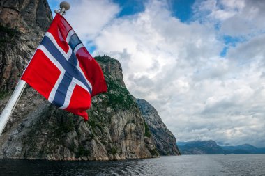 Norveç bayrağı fiyort dağlar karşı