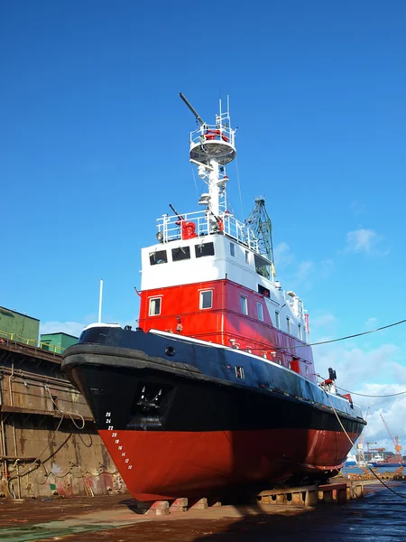 Barco rojo en muelle — Foto de Stock