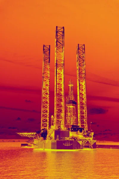 Těžbu ropy při západu slunce — Stock fotografie