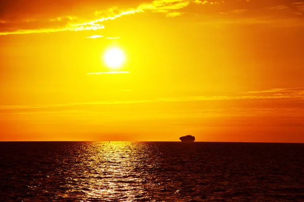 Het schip op zee zonsopgang — Stockfoto