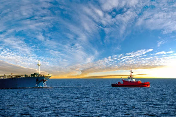 Nave cisterna all'alba — Foto Stock