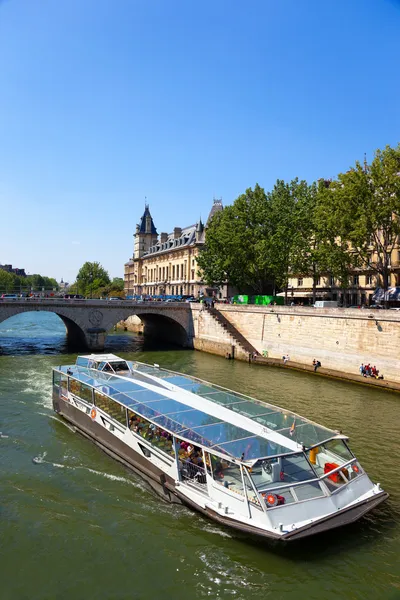 Bateaux - mouches dans la rivière Sena — Photo