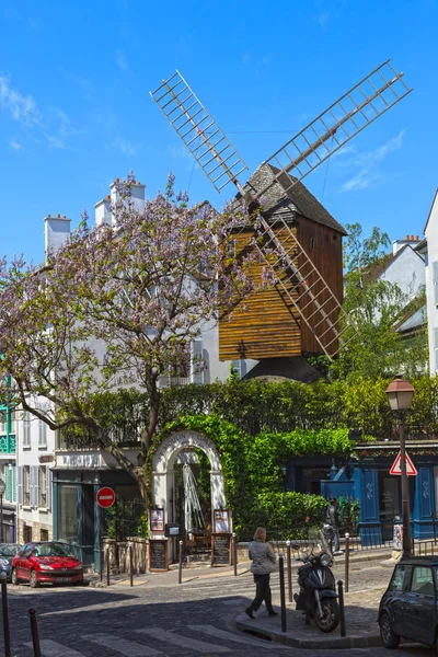 Windmill av den stadsdelen montmartre i paris. — Stockfoto