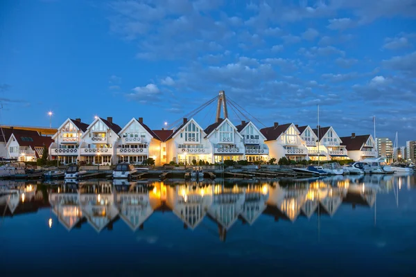 Marina refletida na água — Fotografia de Stock