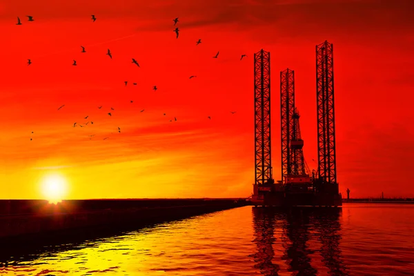 日落时的石油钻机 — 图库照片