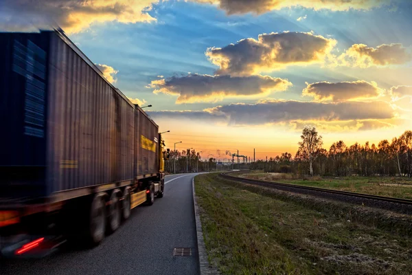 Vrachtwagen op weg — Stockfoto