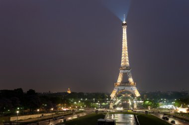 Eyfel Kulesi Paris gece görünümü