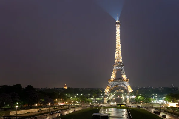 Vista noturna da Torre Eiffel em Paris — Fotografia de Stock