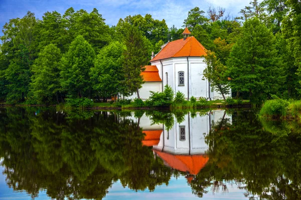 Iglesia sobre el agua en Zwierzyniec, Polonia . — Foto de Stock