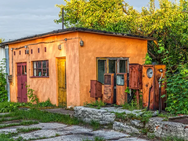 Стара покинута автозаправка — стокове фото