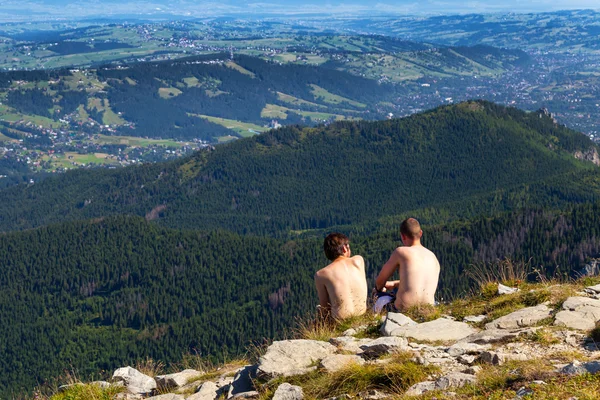 Wandelaars in de bergen — Stockfoto