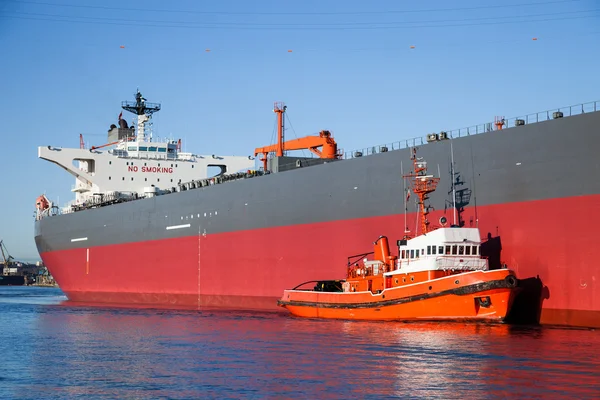 Het schip en de sleepboot — Stockfoto