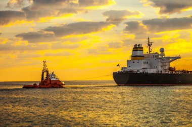 güneş doğarken gemi