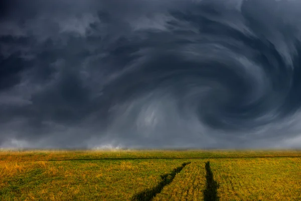 フィールド上の嵐雲 — ストック写真