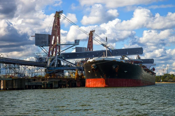 Ship under loading — Stock Photo, Image