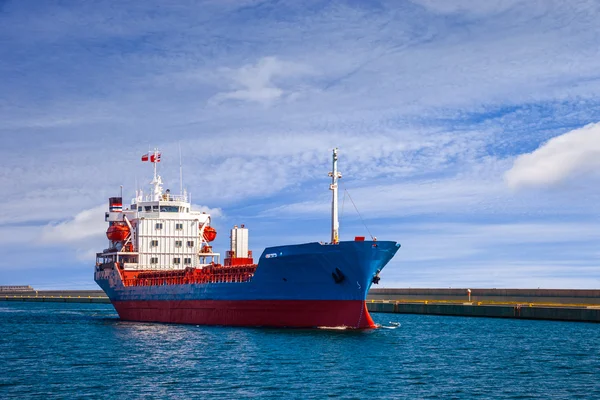 Ship leaving the port — Stock Photo, Image